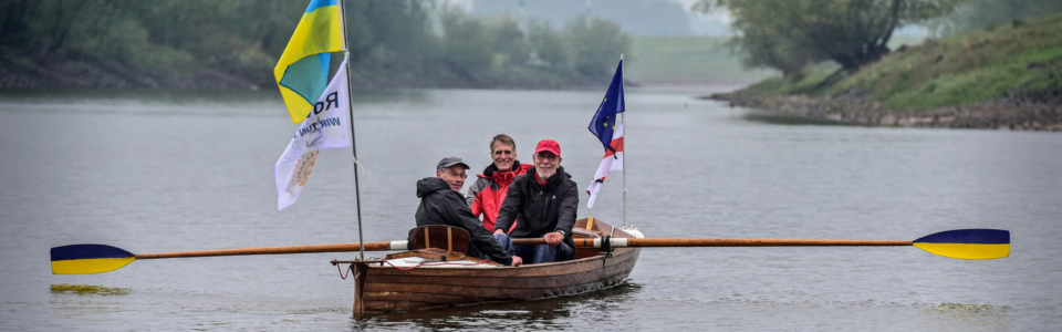 Früh am Segelklub (also nicht beim Ruderklub) in Kleve-Brienen auf dem Altrhein zu einer Fahrt nach Passau auf, um Spenden für die Ukraine zu sammeln